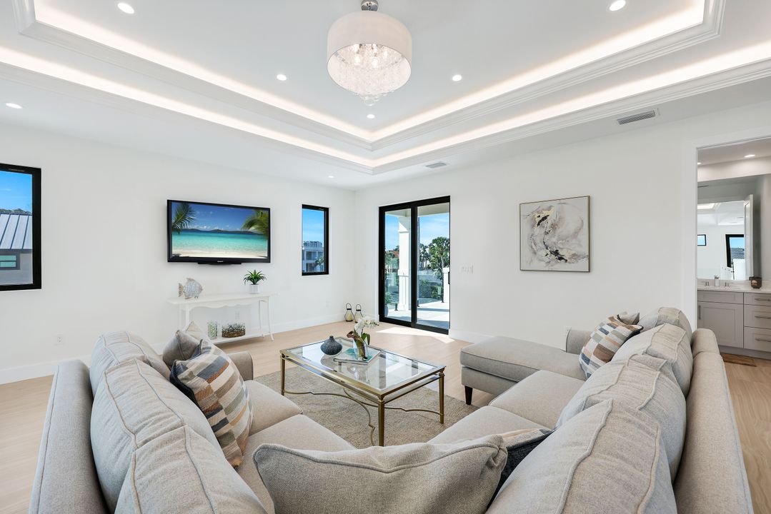 9760 Vanderbilt Dr, Naples, FL 34108