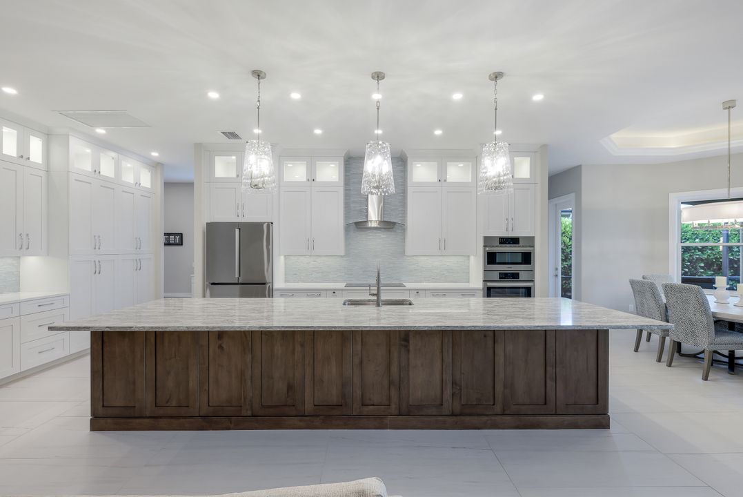 451 Saddlebrook Ln, Naples, FL 34110