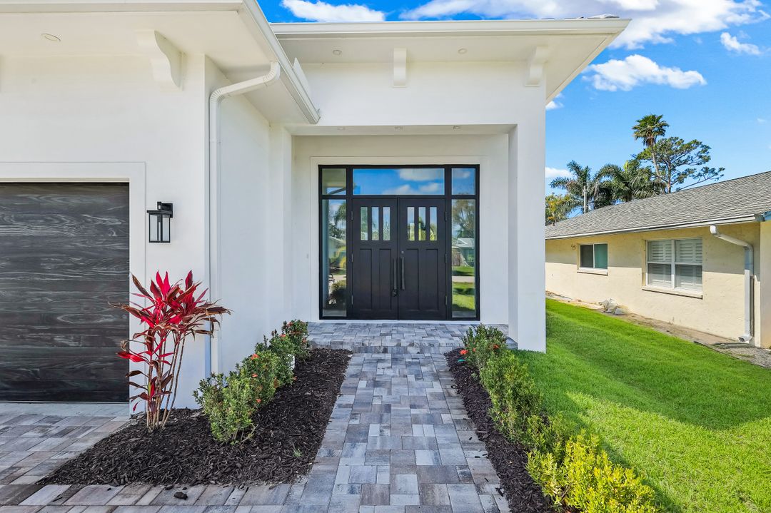 668 93rd Ave N, Naples, FL 34108