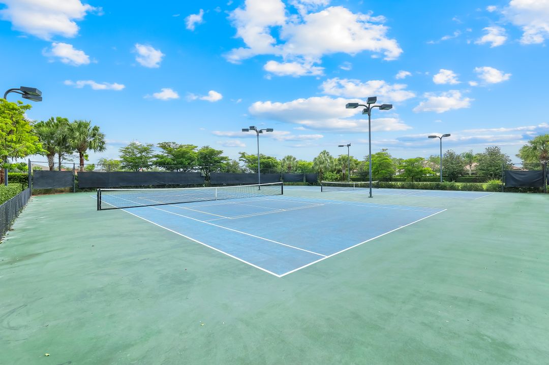 2858 Blossom Wy, Naples, FL 34120
