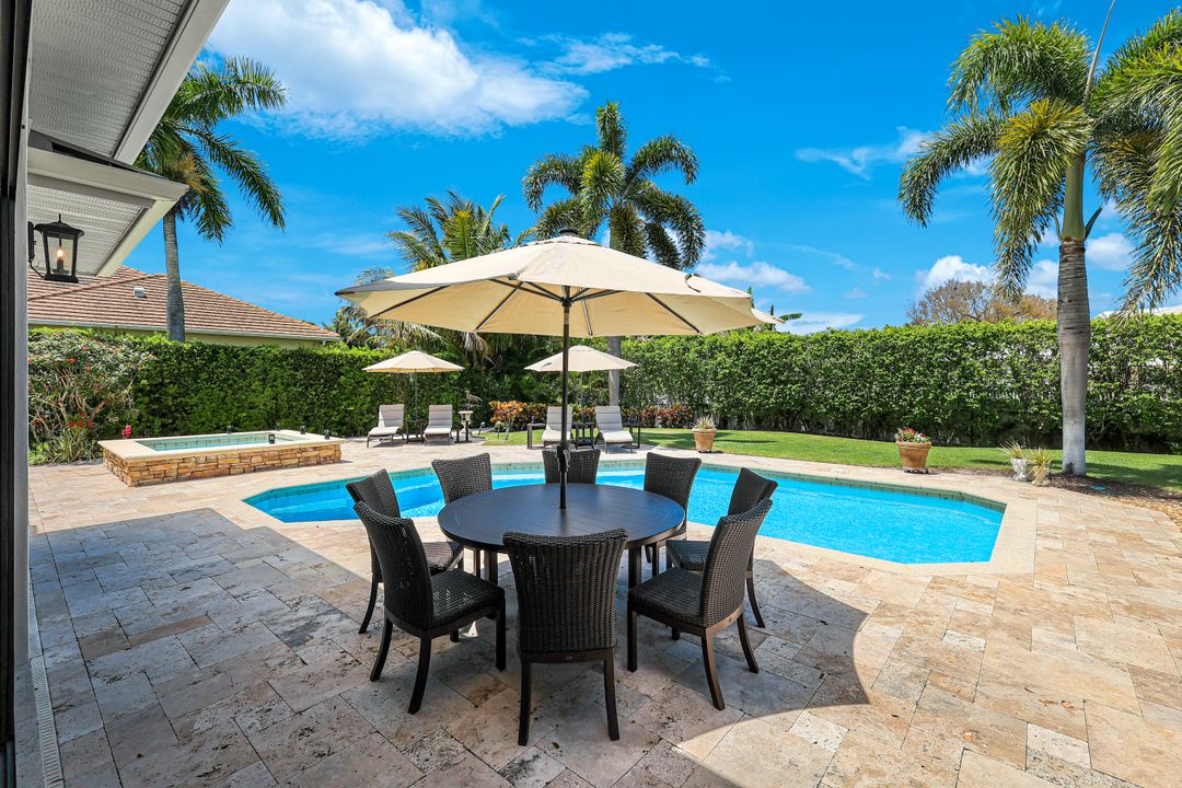 641 Pine Ct, Naples, FL 34102
