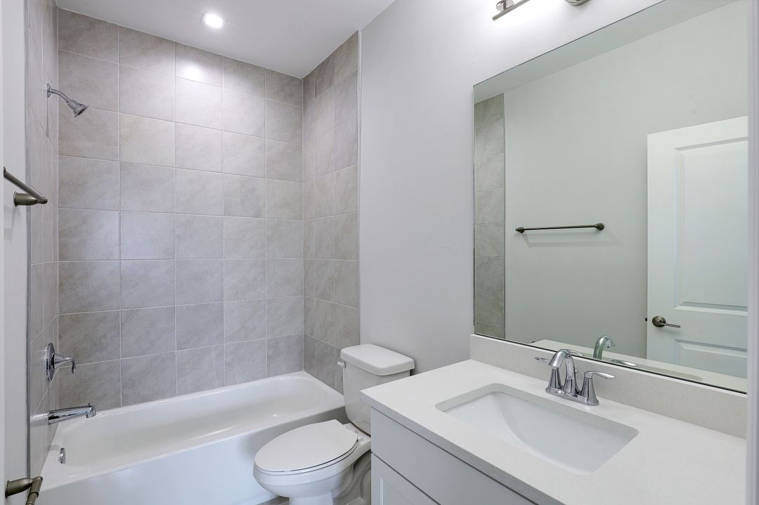 7473 Rockefeller Dr, Naples, FL 34119