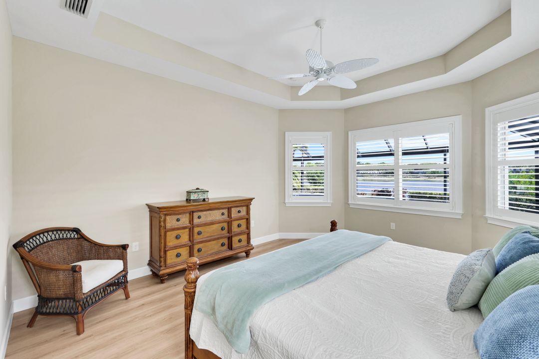 5052 Martinique Dr, Naples, FL 34113