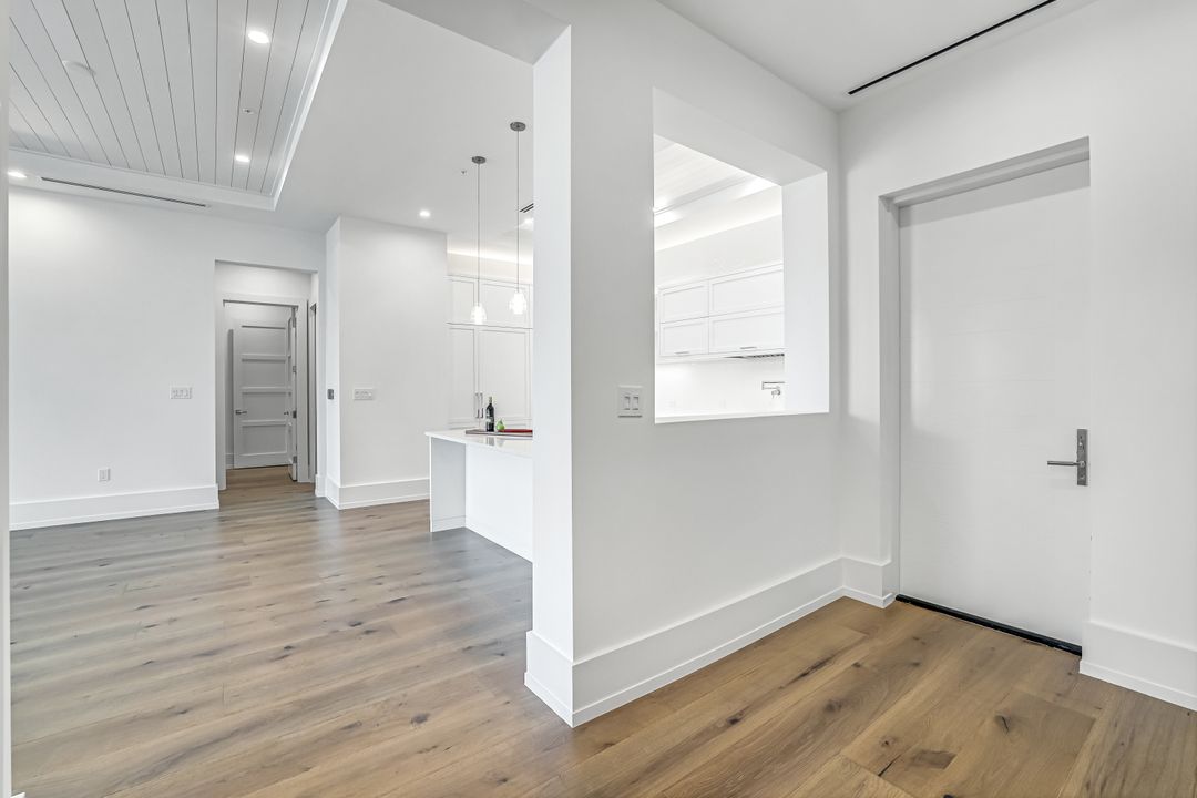201 8th St S #308, Naples, FL 34102
