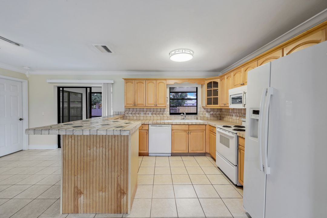 9052 Murcott Dr W, Fort Myers, FL 33967