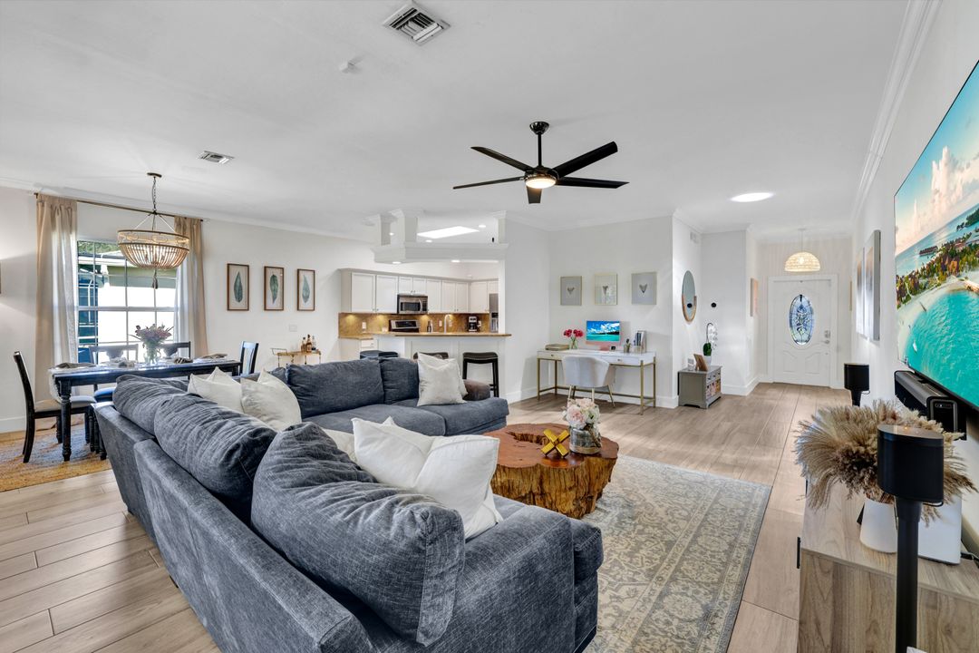 302 Stanhope Cir, Naples, FL 34104