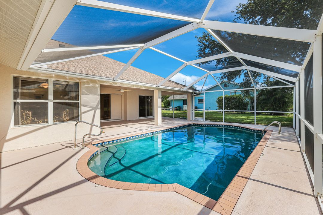 615 SE 19th Ct, Cape Coral, FL 33990