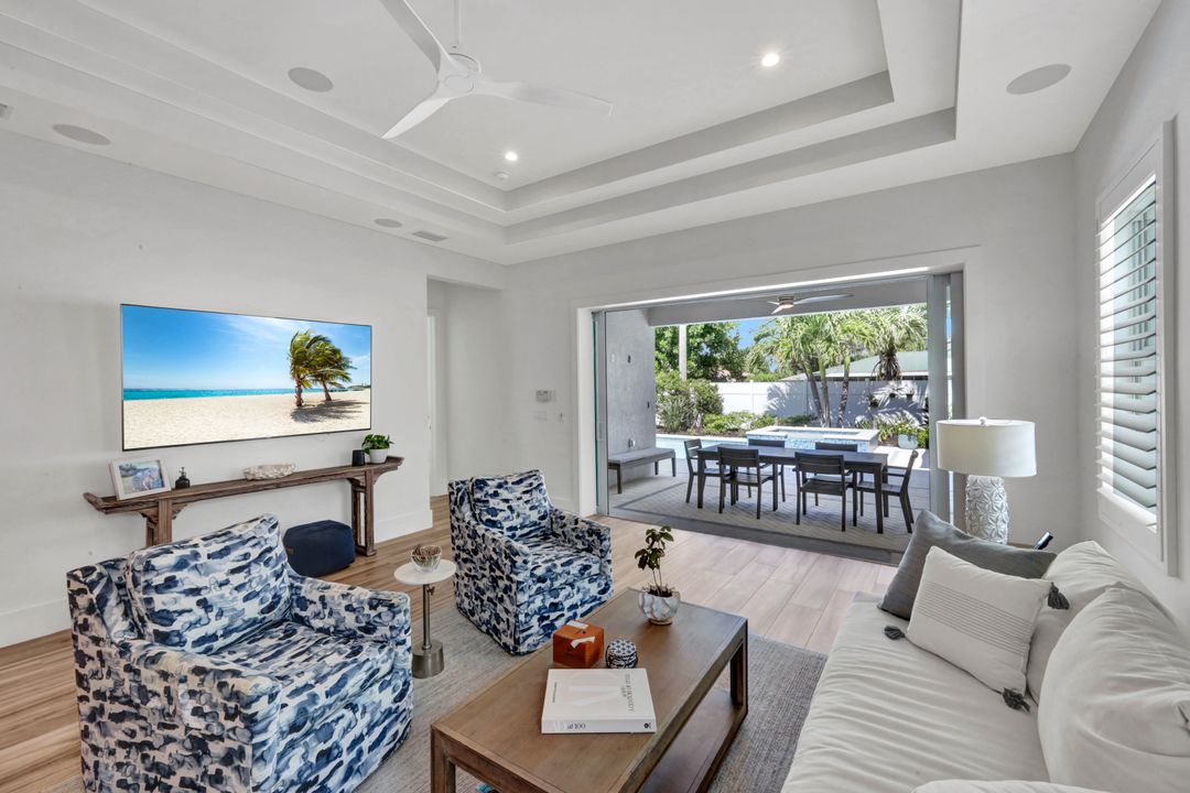 553 106th Ave N, Naples, FL 34108