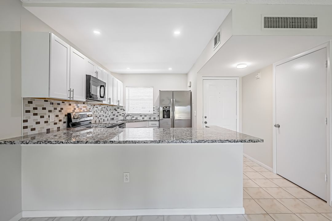 201 Quail Forest Blvd #202, Naples, FL 34105