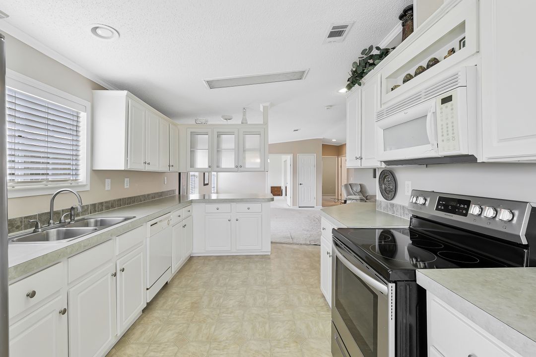 5318 Fiddleleaf Dr, Fort Myers, FL 33905