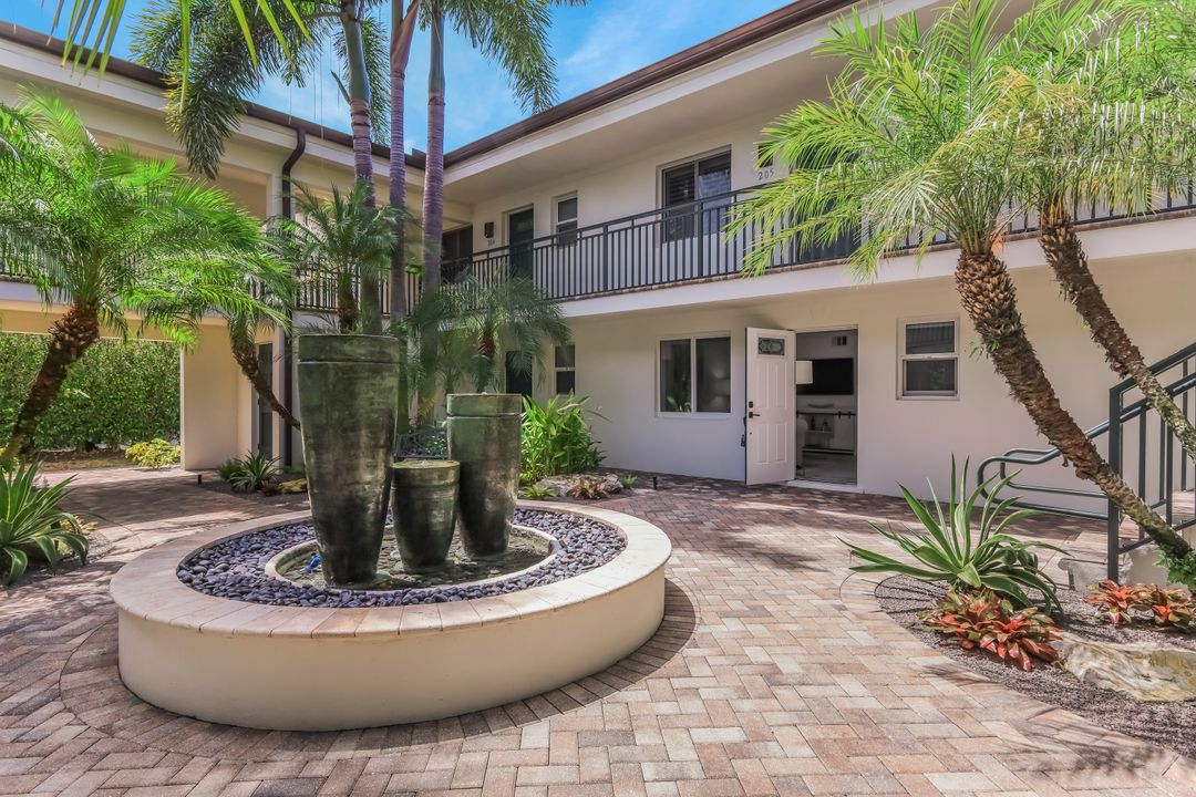 960 7th St S #105, Naples, FL 34102