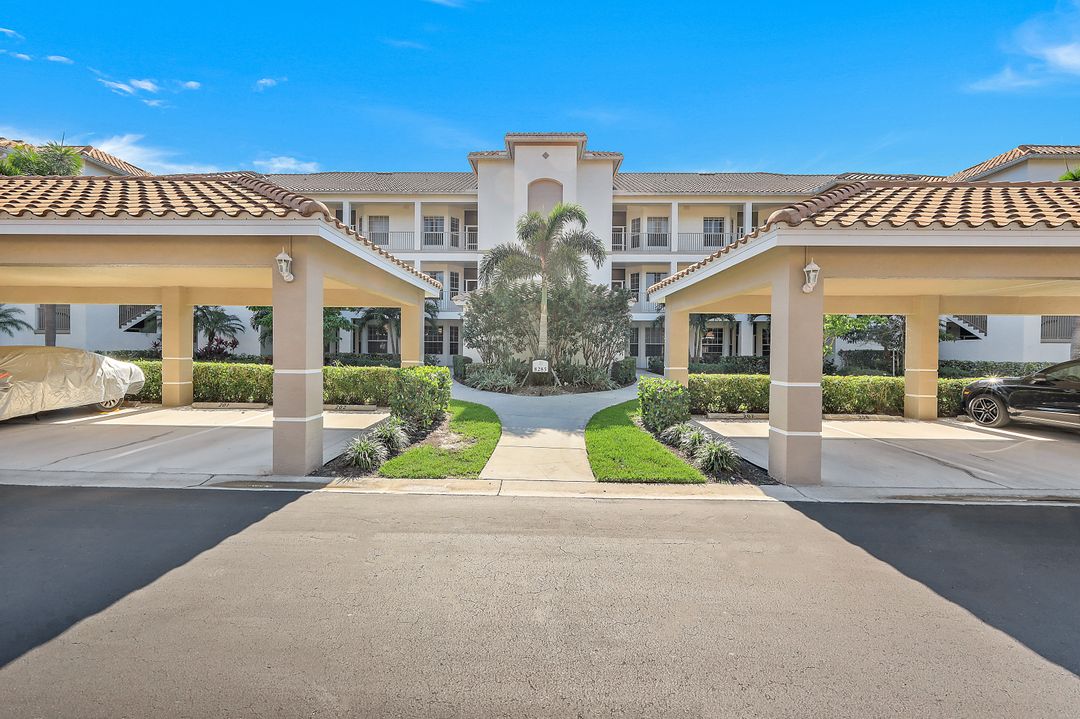 8285 Danbury Blvd #207, Naples, FL 34120