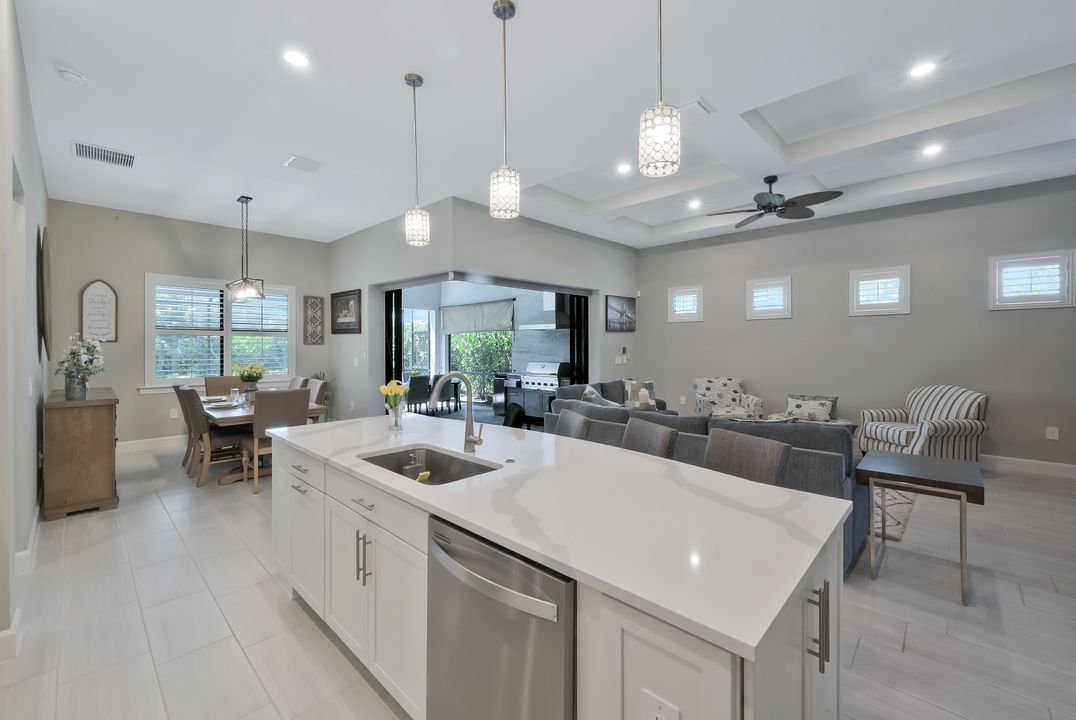 9640 Everglades Dr, Naples, FL 34120