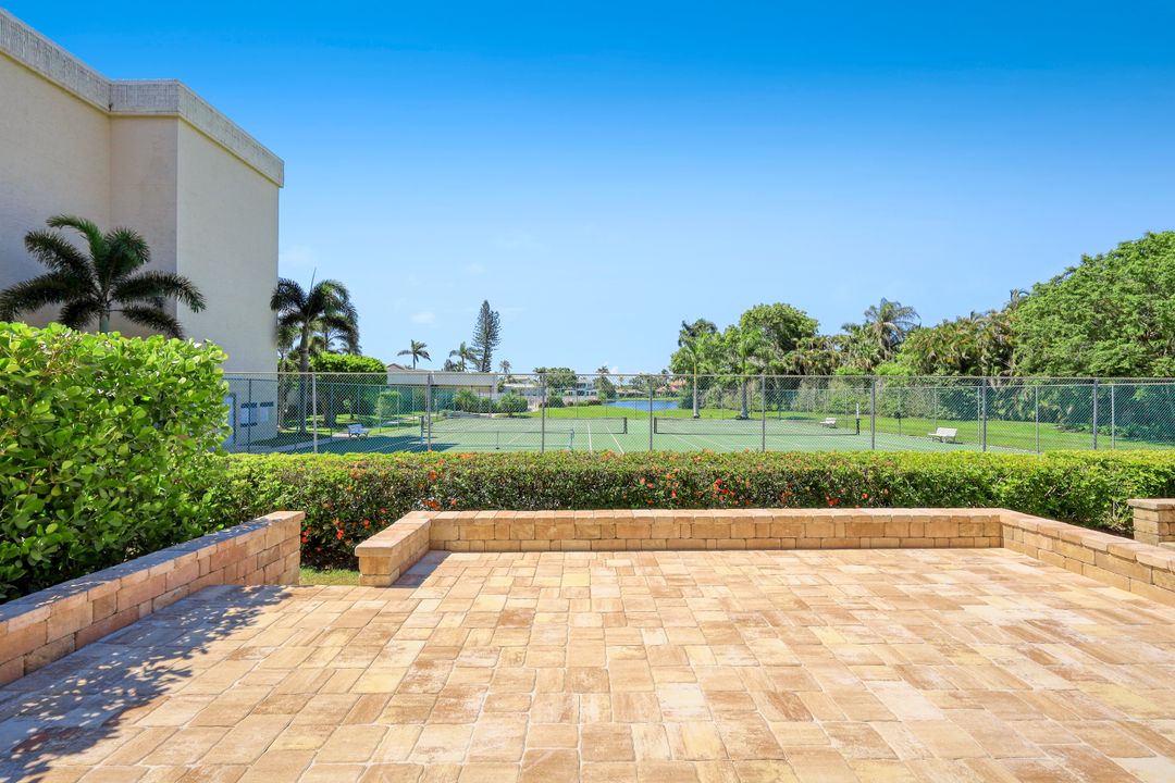 563 Park Shore Dr, Naples, FL 34103