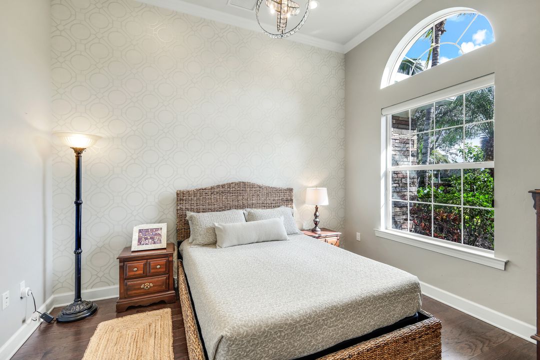 9075 Breakwater Dr, Naples, FL 34120