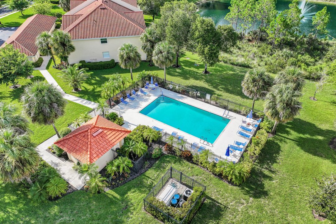 432 Valerie Way #202, Naples, FL 34104