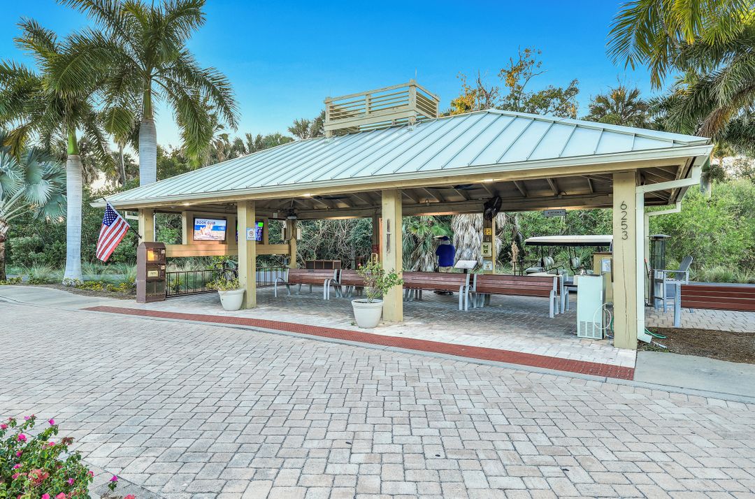 717 Pine Creek Ln, Naples, FL 34108