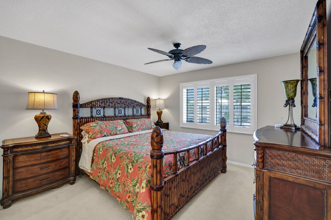 386 Harbour Dr, Naples, FL 34103