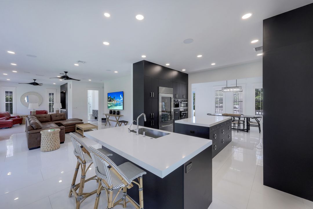 514 Corbel Dr, Naples, FL 34110