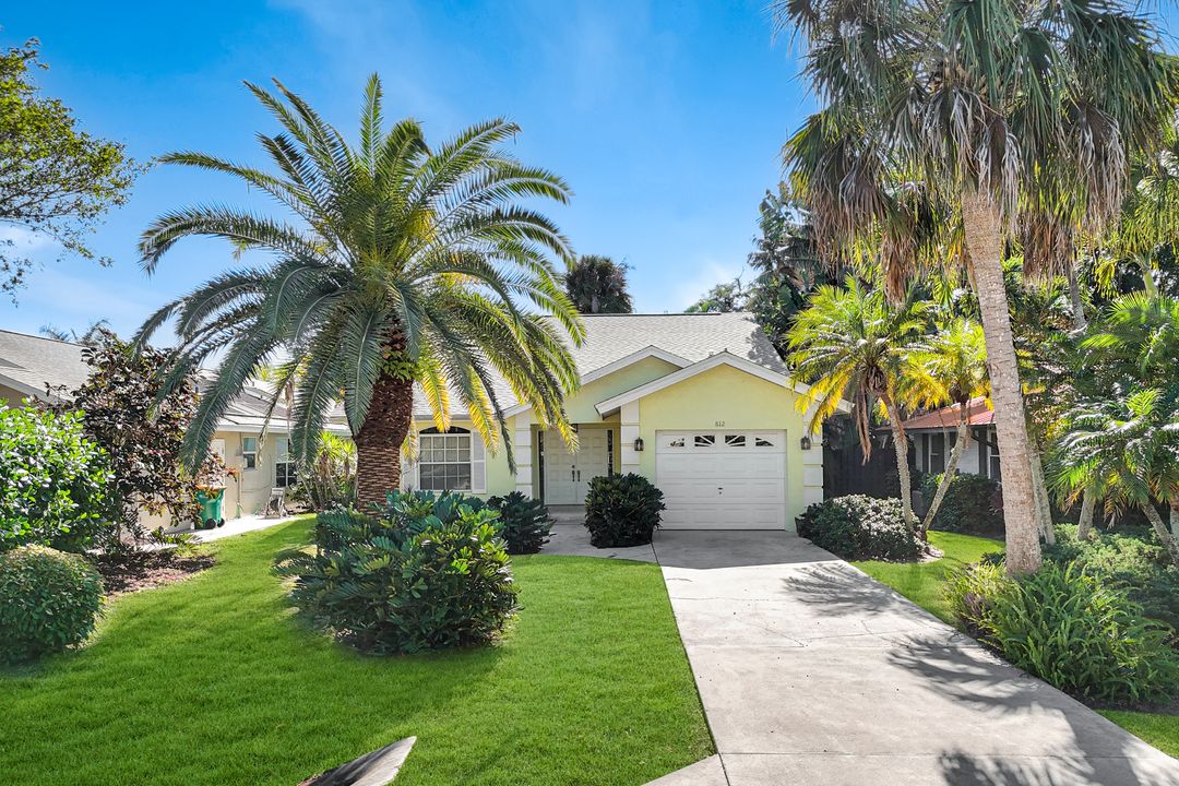 812 102nd Ave N, Naples, FL 34108