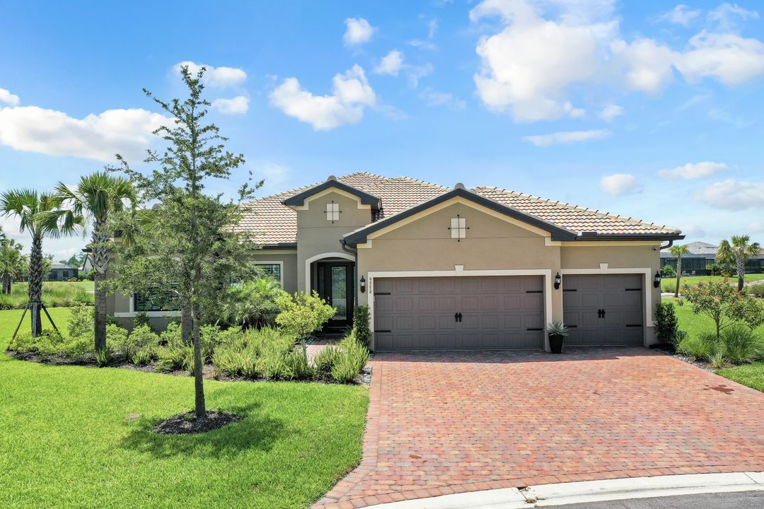 9554 Everglades Dr, Naples, FL 34120