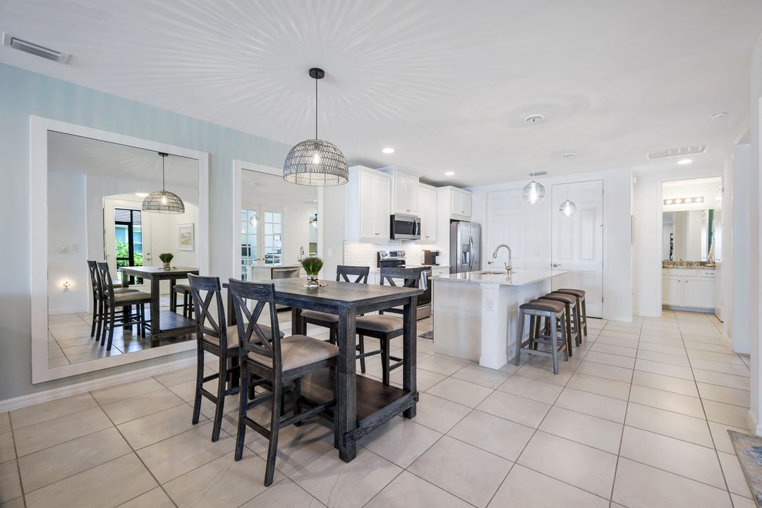 14814 Edgewater Cir, Naples, FL 34114