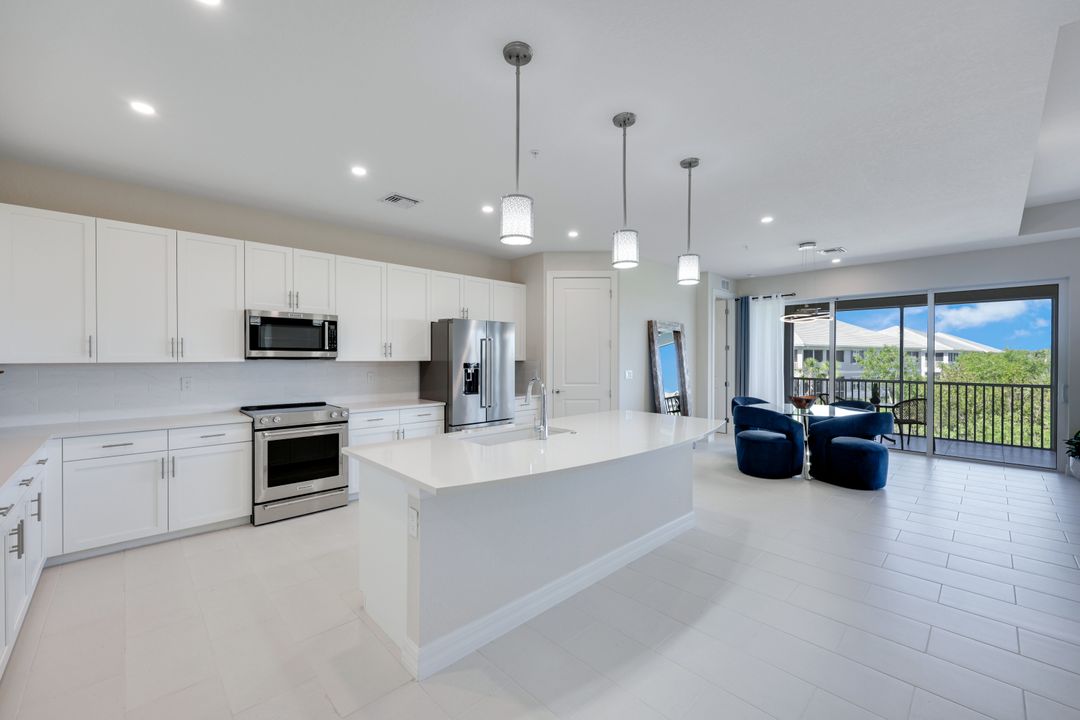 273 Indies Dr E #202, Naples, FL 34114