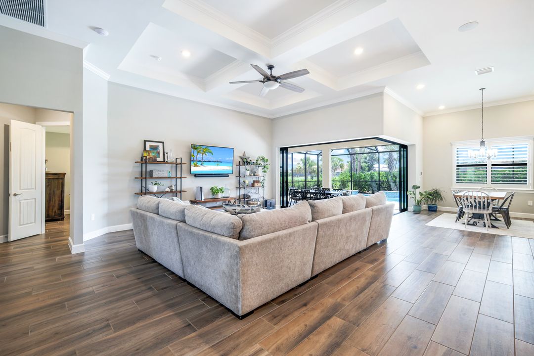 9554 Everglades Dr, Naples, FL 34120