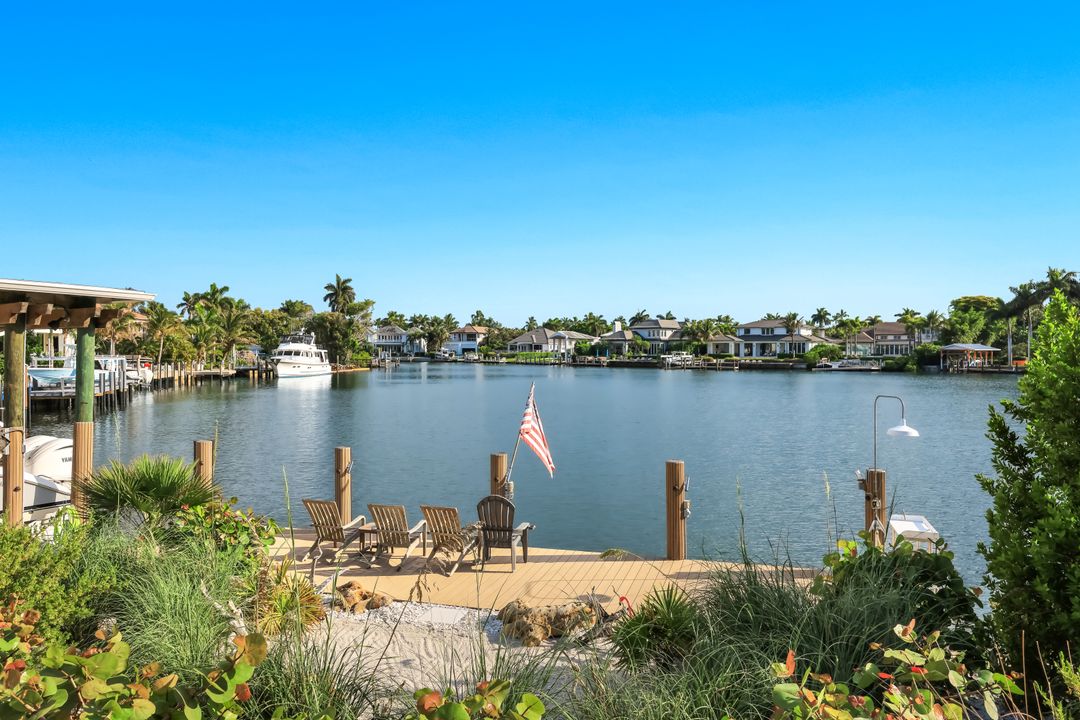 380 18th Ave S, Naples, FL 34102