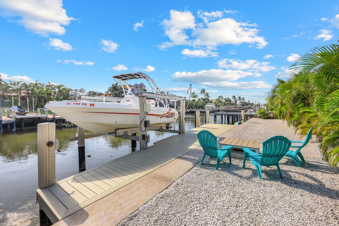 318 Grapewood Ct, Marco Island, FL 34145