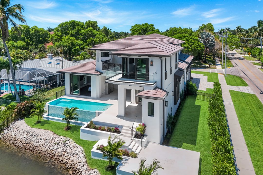 1690 Chesapeake Ave, Naples, FL 34102
