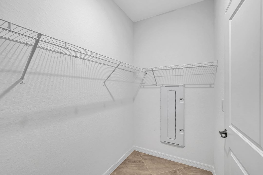 2074 Tamarron Ln, Naples, FL 34120