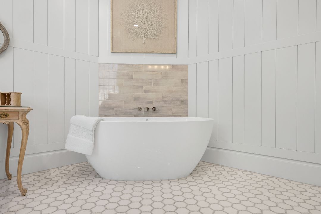 5092 Cerromar Dr, Naples, FL 34112