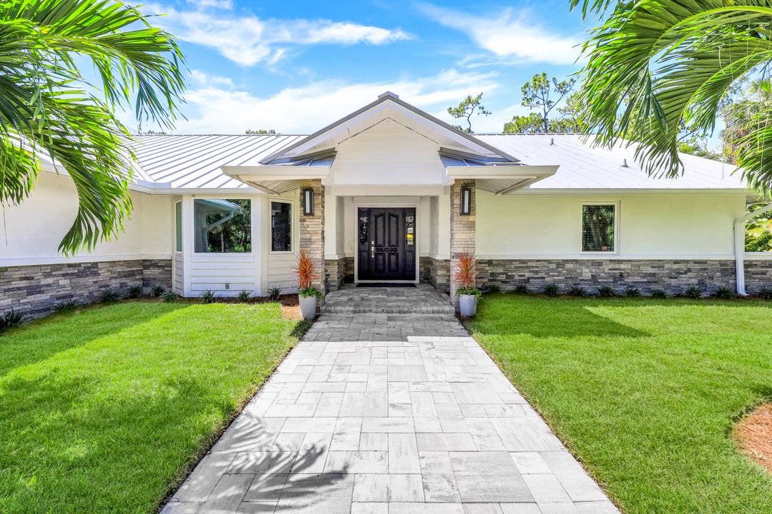 6010 Standing Oaks Ln, Naples, FL 34119