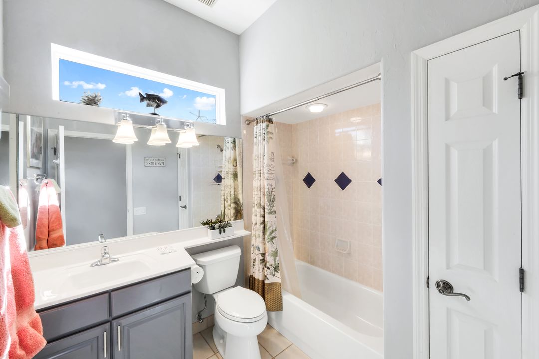 462 Preswick Ln, Naples, FL 34120