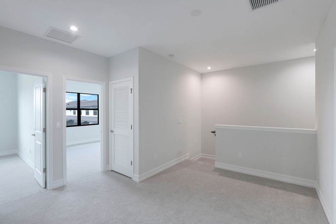 7473 Rockefeller Dr, Naples, FL 34119