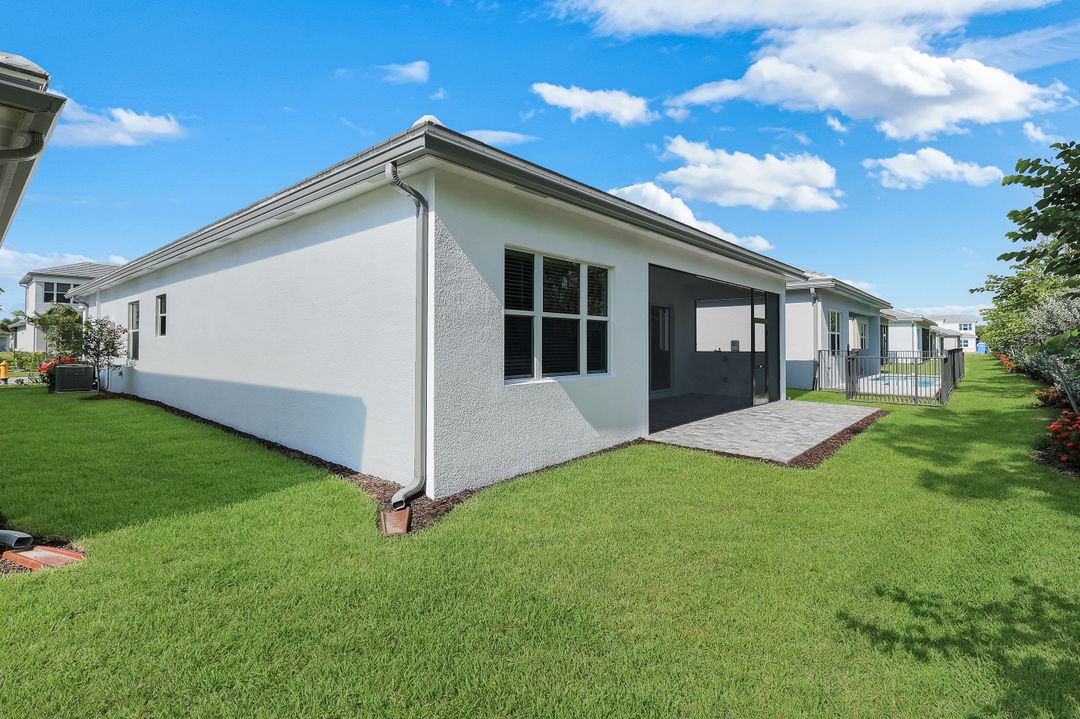 2565 Kingfisher Dr, Naples, FL 34112