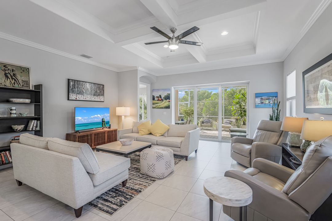 838 95th Ave N, Naples, FL 34108