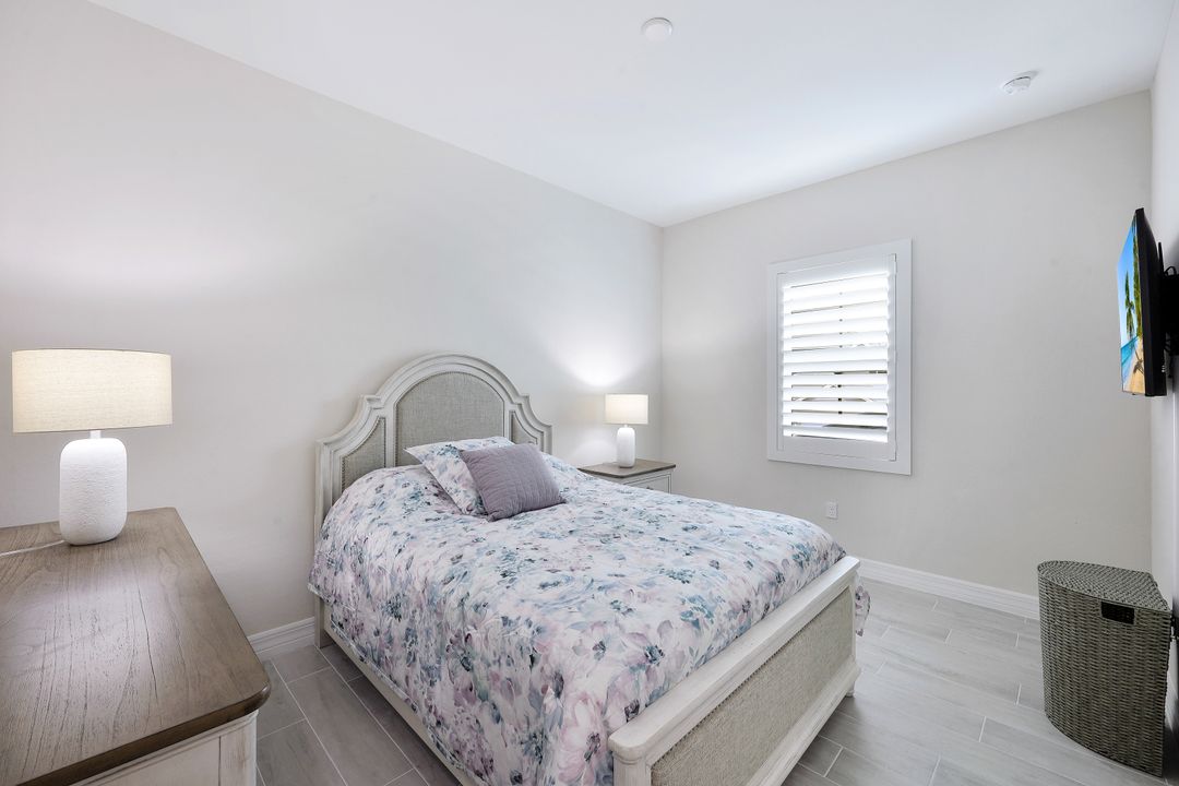 250 Indies Dr E  #202, Naples, FL 34114