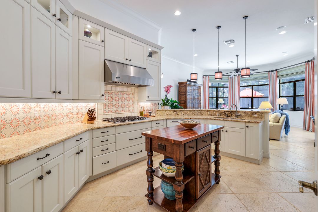 6477 Costa Cir, Naples, FL 34113