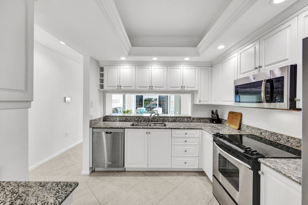 255 Park Shore Dr #341, Naples, FL 34103