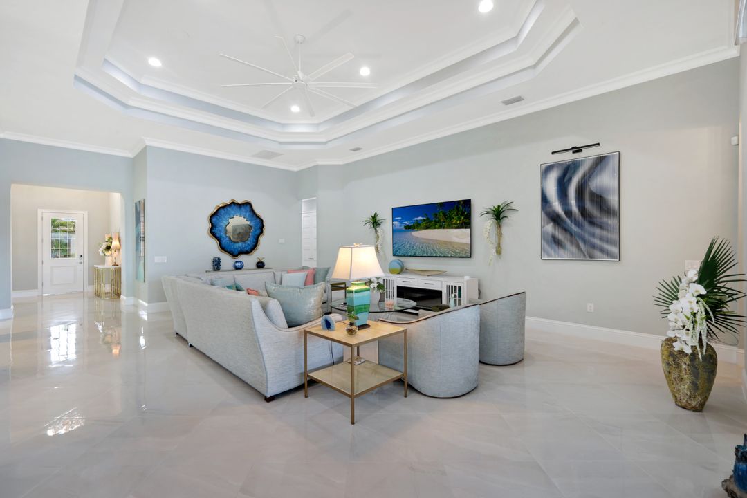6485 Arriba Ave, Naples, FL 34113