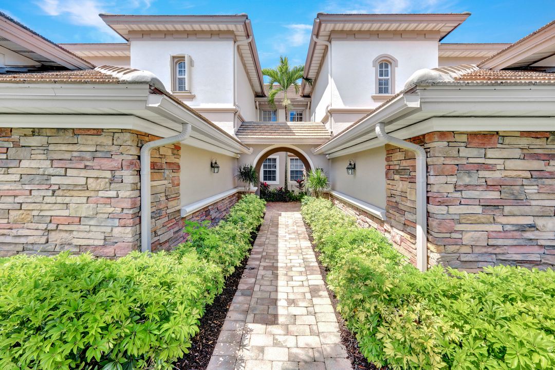 8755 Coastline Ct #202, Naples, FL 34120