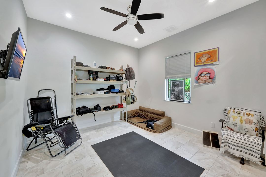140 37th Ave NW, Naples, FL 34120