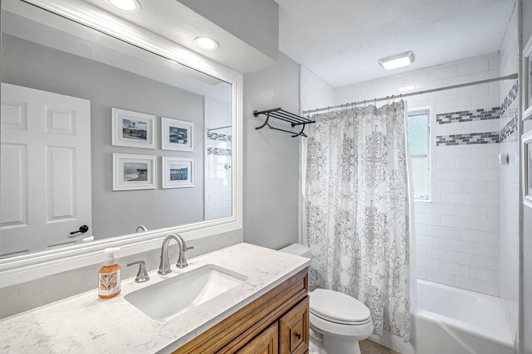 539 Cypress Way E, Naples, FL 34110