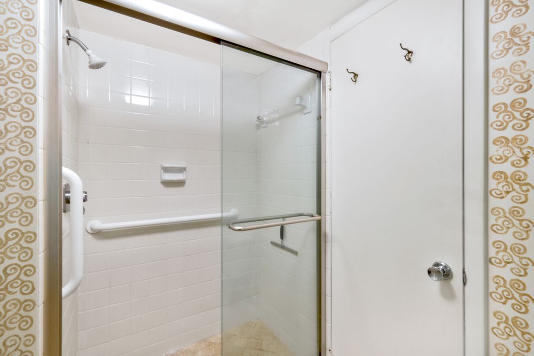 555 Park Shore Dr #412, Naples, FL 34103