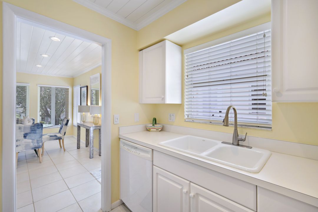 286 4th St S, Naples, FL 34102