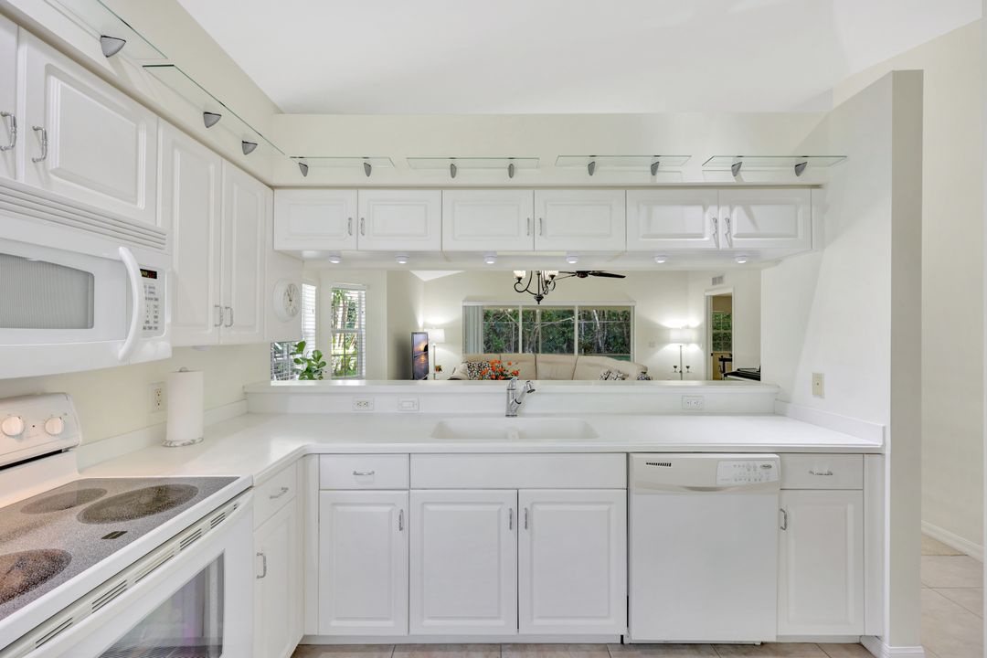 4910 Europa Dr, Naples, FL 34105