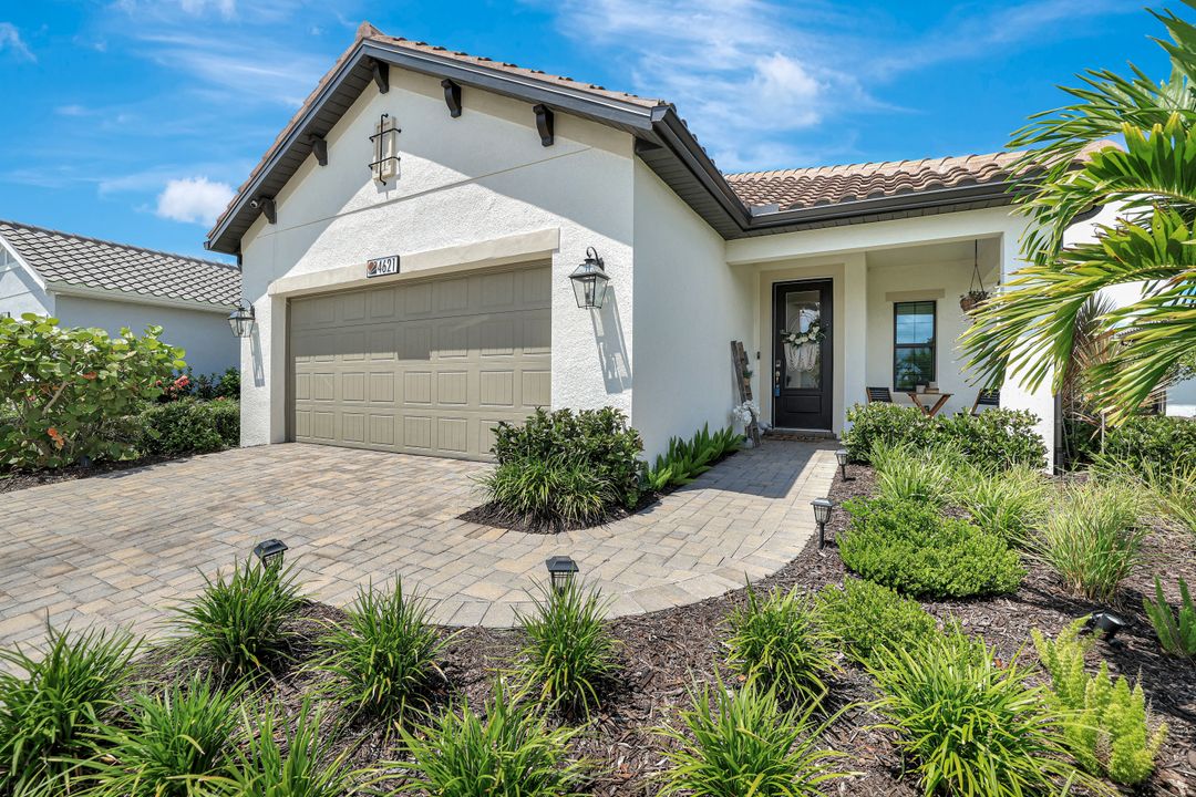4621 Centaurus Cir, Naples, FL 34120