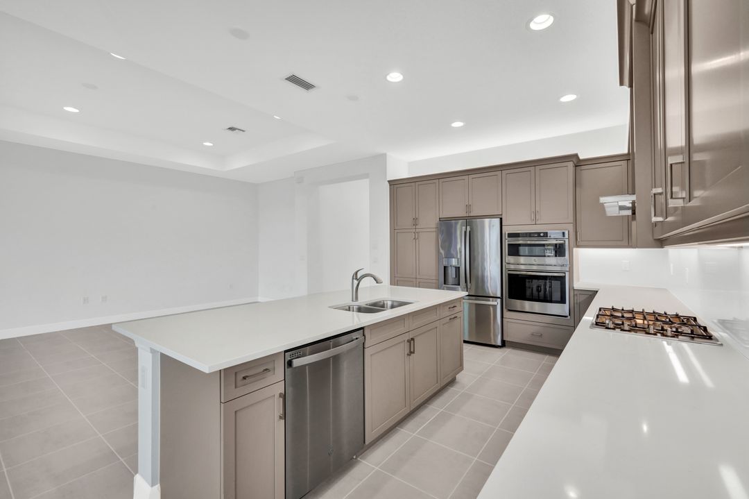 11809 Drake Ln, Naples, FL 34120